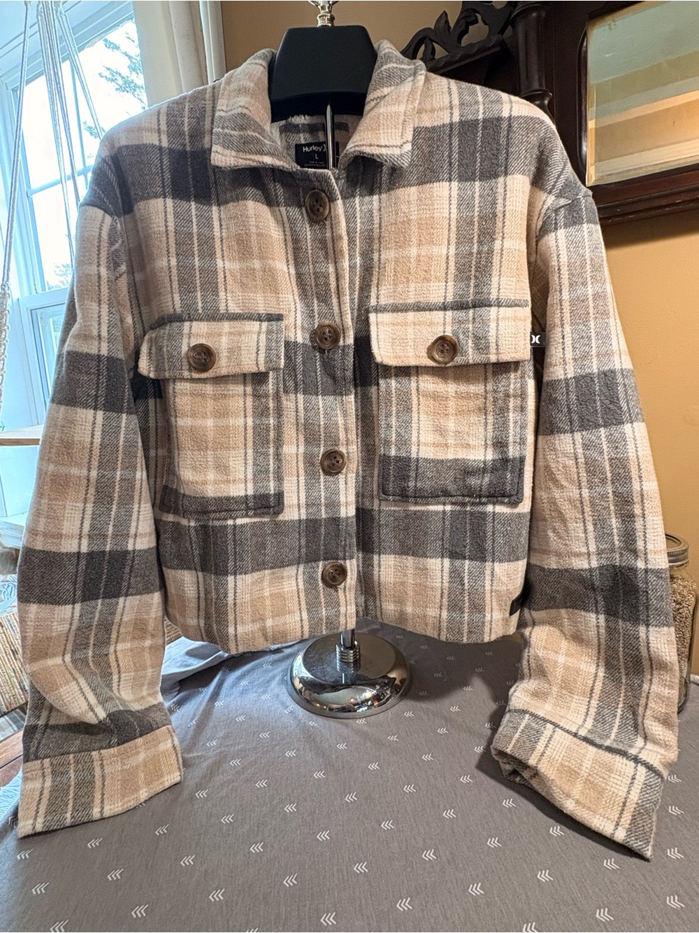 Hurley Plaid Cropped Button Jacket - Beige & Gray. Womens large. 2 patch pockets